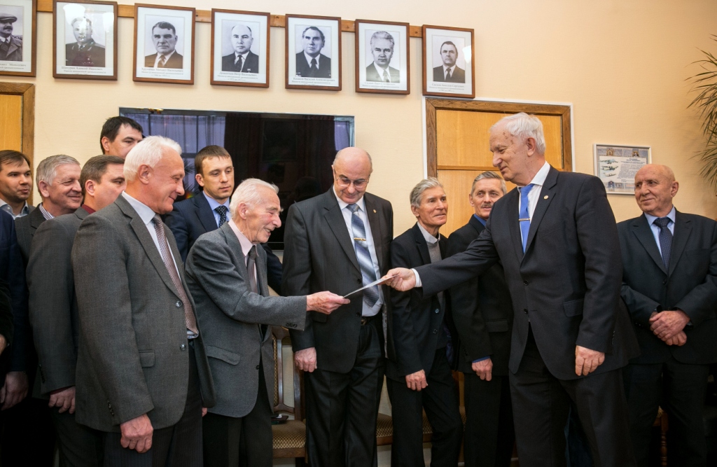 Chairman of the Board of Directors of JSC Aviaprom APAKIDZE Vladimir V. gives the former chief GU 10 map USSR chief scientific officer of JSC Aviaprom BATCAV