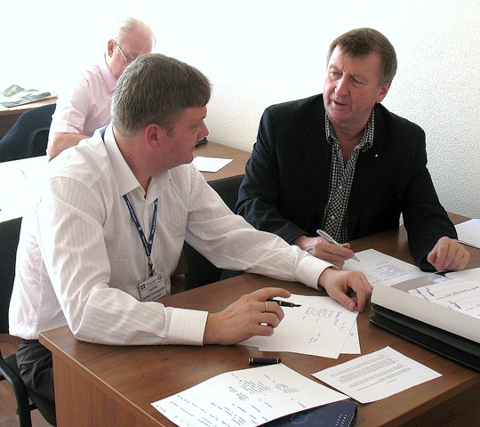 Заместитель начальника Управления лётной службы ОАО "Авиапром" Б.М. Иванов (справа) принимает экзамен